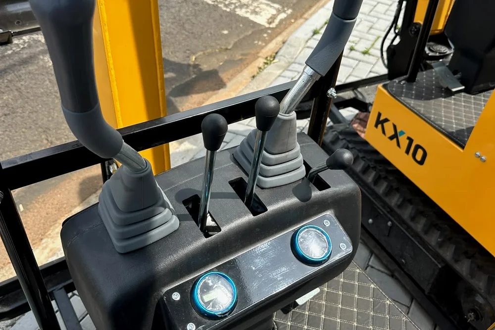 Foto das alavancas de comando e do painel da KX10.