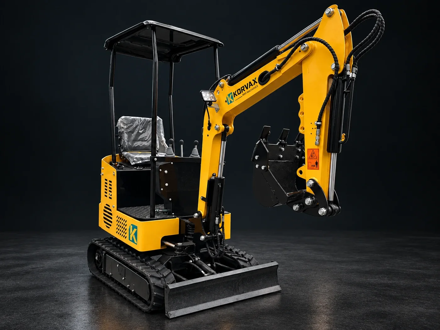 Mini escavadeira Korvax KX10 amarela vista de frente, com a lança erguida.