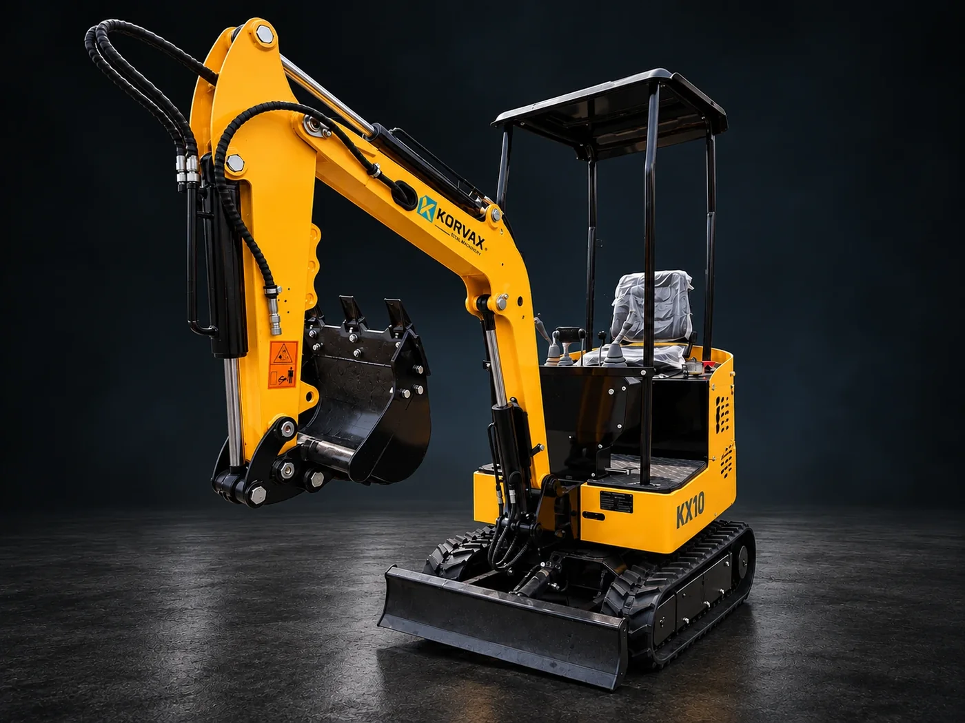 Mini escavadeira Korvax KX10 amarela vista de frente, com a lança erguida e a caçamba recolhida.