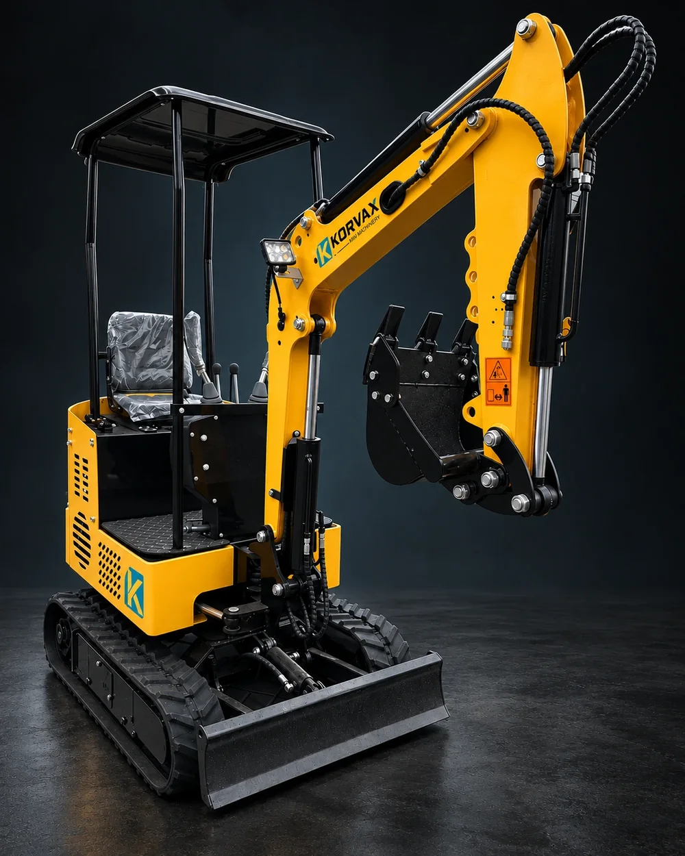 Mini escavadeira Korvax KX10 amarela vista de frente, com a lança erguida.