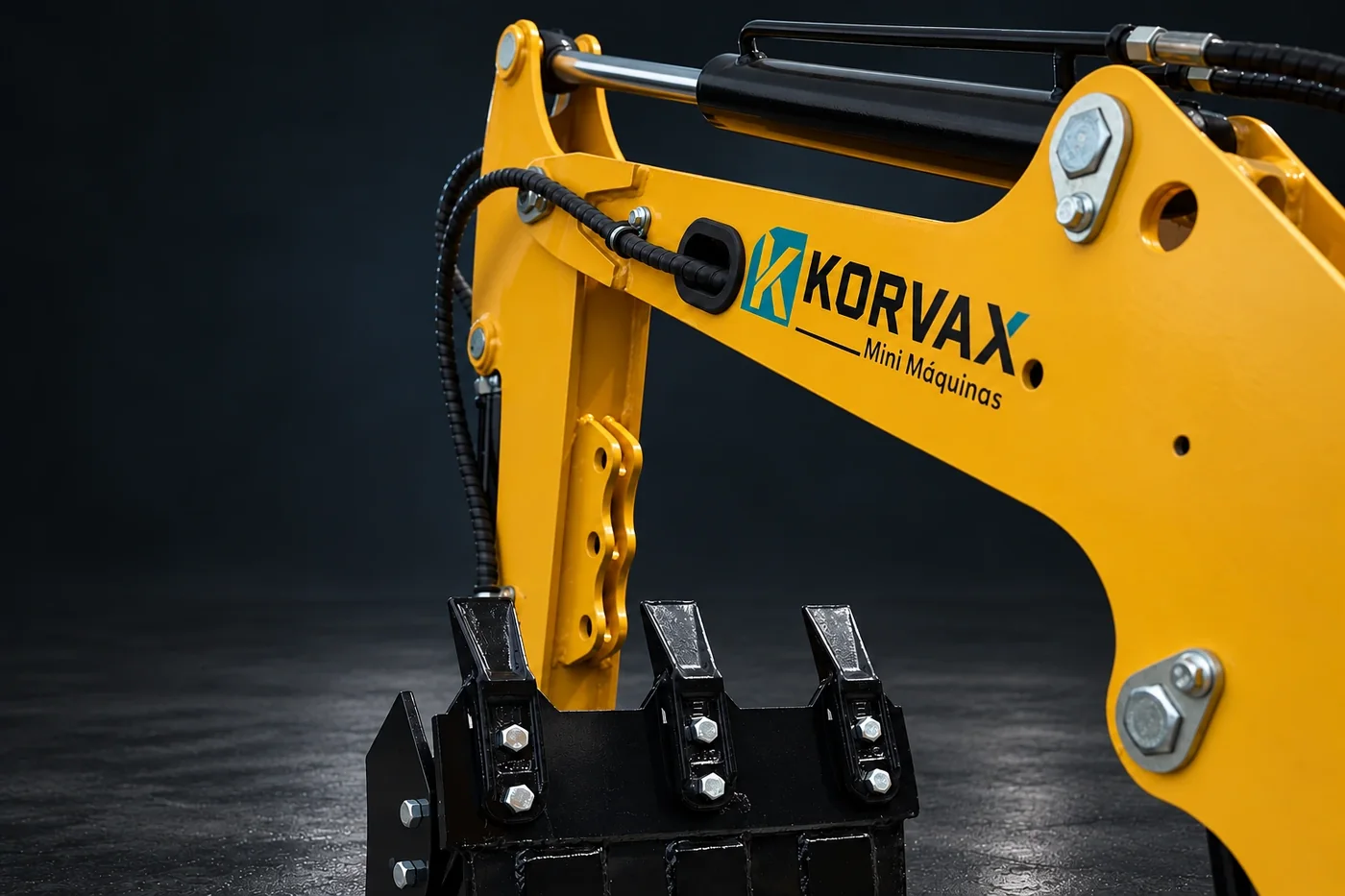 Marca Korvax Mini Máquinas aplicada na lança amarela da KX10.