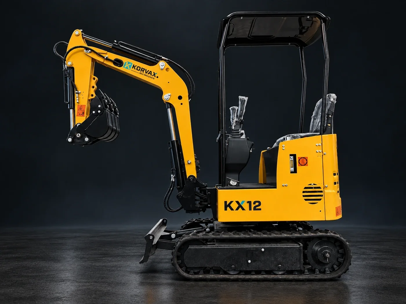 Mini escavadeira Korvax KX12 amarela vista de lado, com lança, caçamba, capota, lâmina frontal e esteiras.